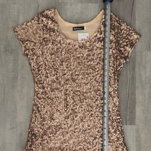 NWT! Gorgeous! Pretty Guide Brand Rose Gold Sequin Short Sleeve Shirt. Size L